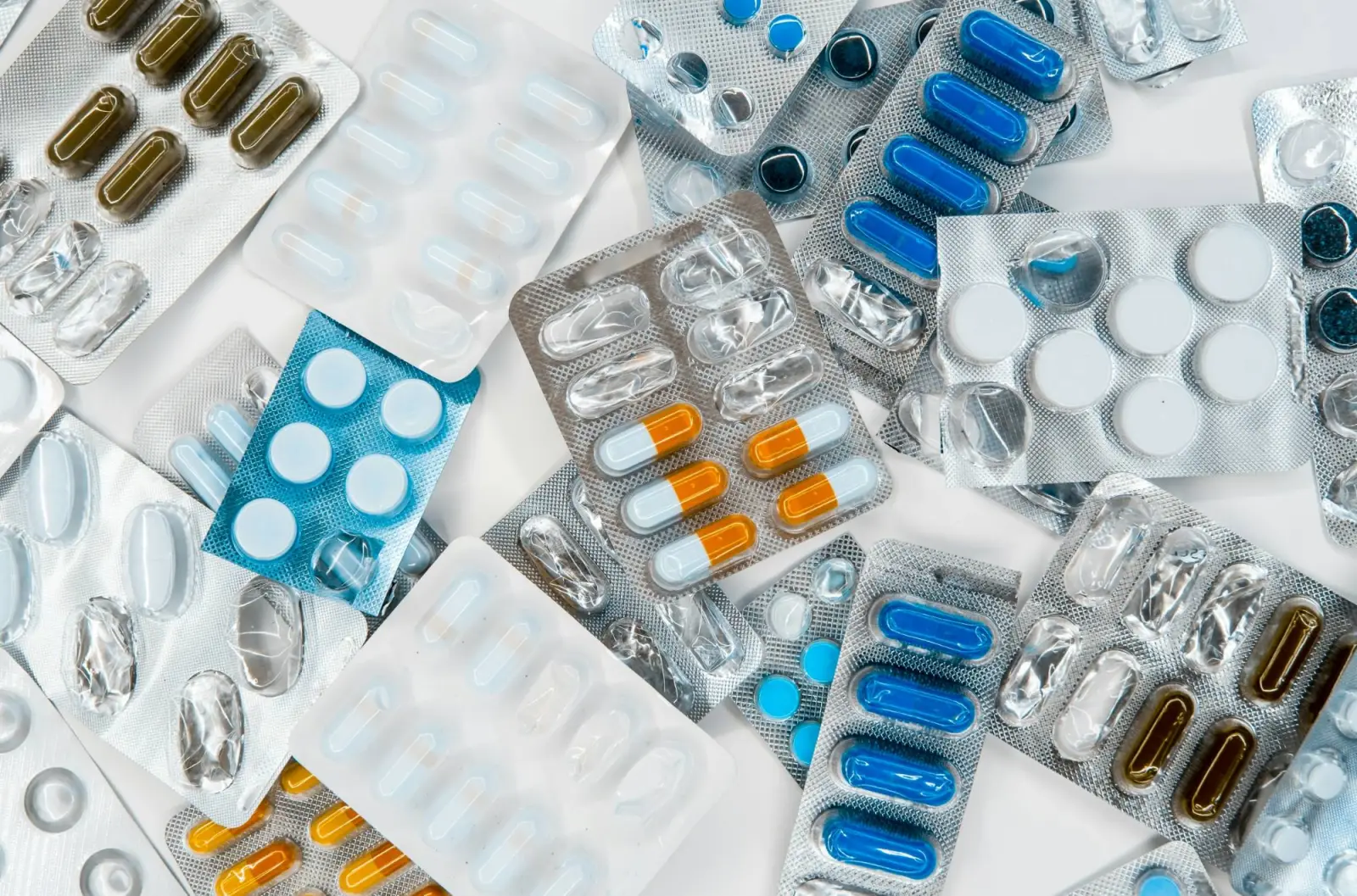 Confezioni blister di compresse e capsule di vari colori